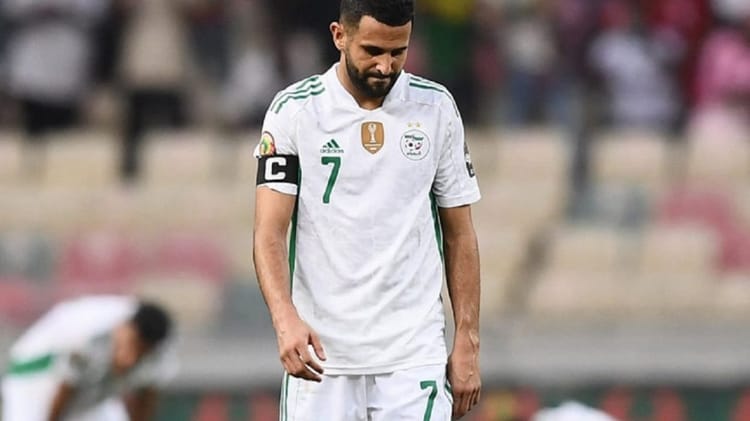 CAN 2023 Côte d'Ivoire : Riyad Mahrez blessé ! Riyad Mahrez avec le maillot de l'Algérie, blessé lors d'un match de la CAN 2023.