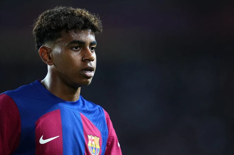 Jeune joueur de football en maillot du FC Barcelone lors d'un match.