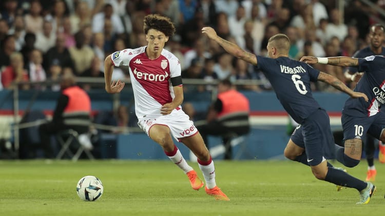 Maghnes Akliouche dribble le ballon face à un défenseur.