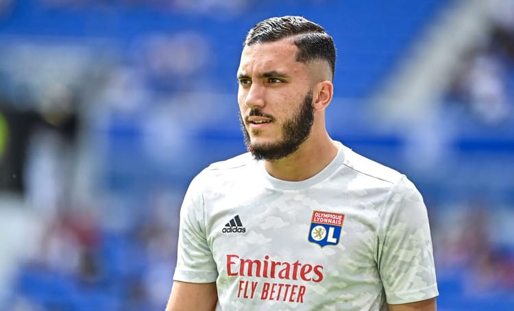 Rayan Cherki joueur de football de l'Olympique Lyonnais en match.