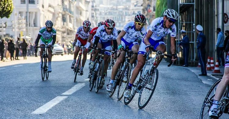 Cyclistes en course lors du Tour d'Algérie de Cyclisme 2023.