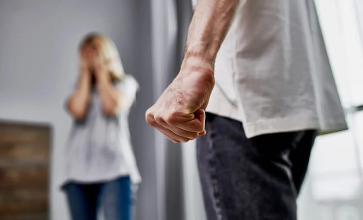 France : Un Algérien condamné pour... Homme en colère pointant du doigt, femme effrayée en arrière-plan.