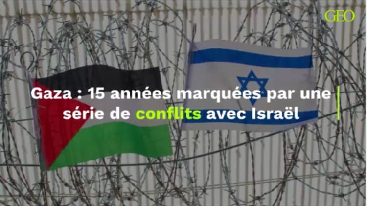 Drapeaux de Gaza et Israël derrière une barrière de fil de fer.