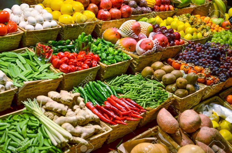 Variété de fruits et légumes frais dans un marché algérien.