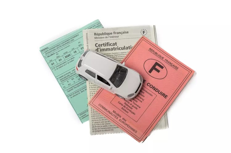 Permis de conduire français avec documents d'immatriculation et de certificat.