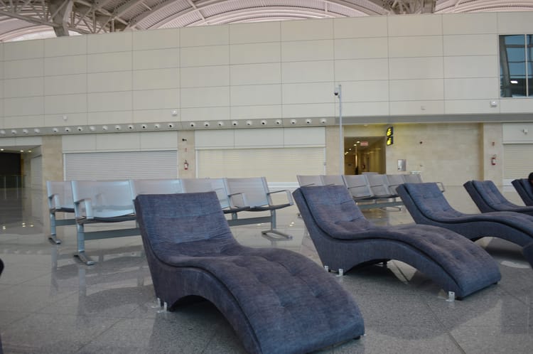 Transformation étonnante à l'aéroport international d'Alger : Les voyageurs bénéficient d'un nouvel espace détente avec des sièges transat Espace détente avec sièges transat modernes à l'aéroport d'Alger.