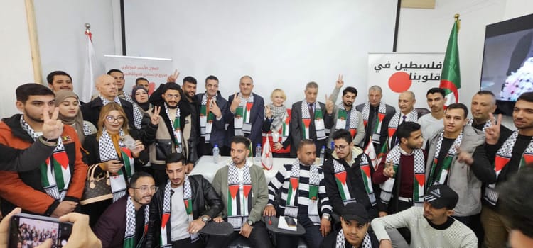 Soutien Humanitaire : Le CRA et l'Algérie viennent en aide aux étudiants palestiniens résidant en Algérie Groupe d'étudiants palestiniens soutenus par le CRA en Algérie.