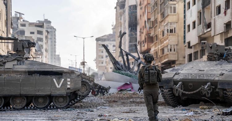 Attaque contre l'Association Algérienne El Baraka à Gaza : Un acte Odieux condamné Soldat dans une zone de conflit avec des tanks endommagés.