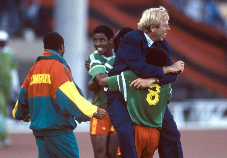 CAN 2023 : Découvrez l’énorme révélation de Claude Le Roy Claude Le Roy célébrant avec des joueurs lors d'un match de football.