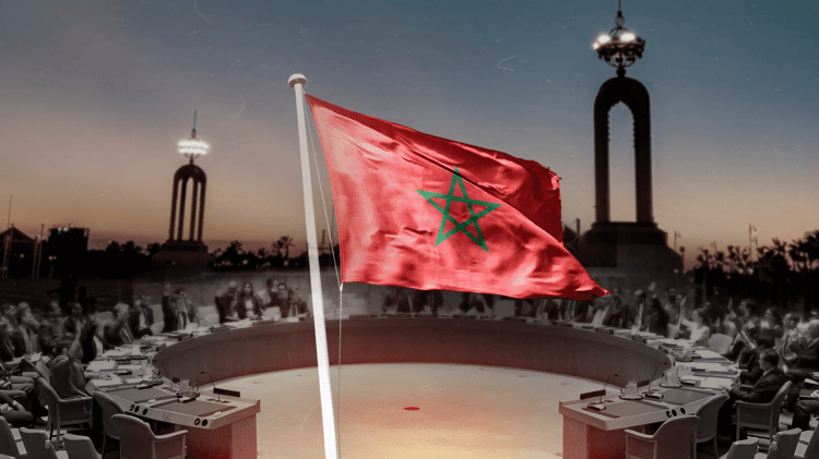 Drapeau du Maroc flottant lors d'une cérémonie au coucher du soleil.