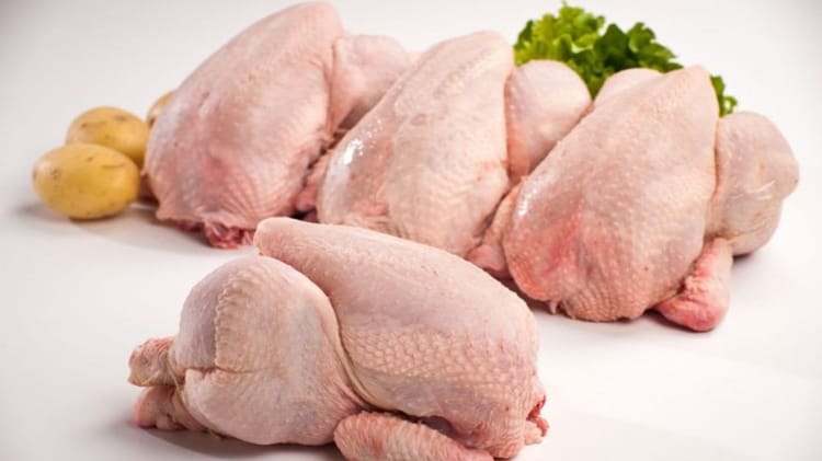 Poulets entiers frais avec pommes de terre et persil.