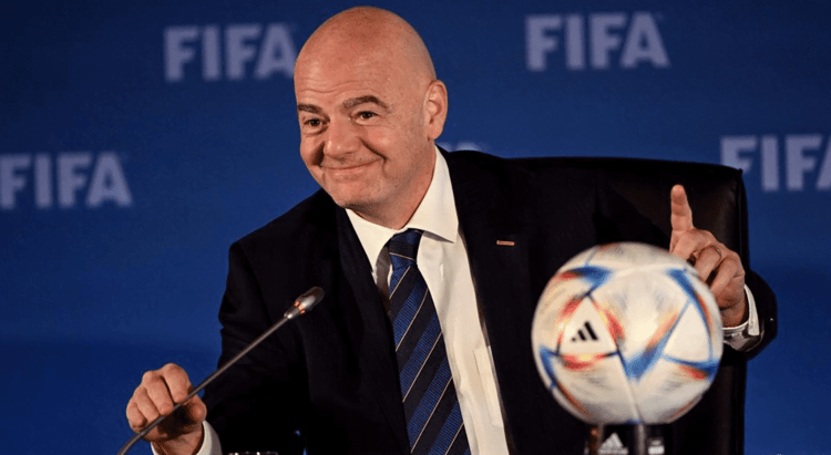 Personne souriante lors de la conférence FIFA pour la Coupe du Monde 2026.