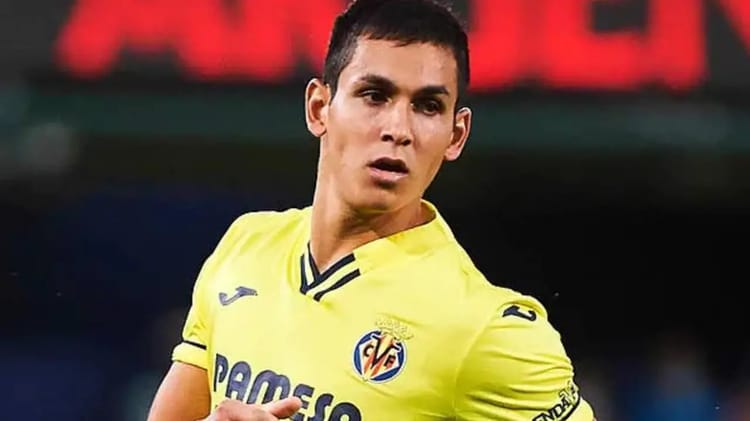 Aissa Mandi en action avec le maillot du Villarreal CF.