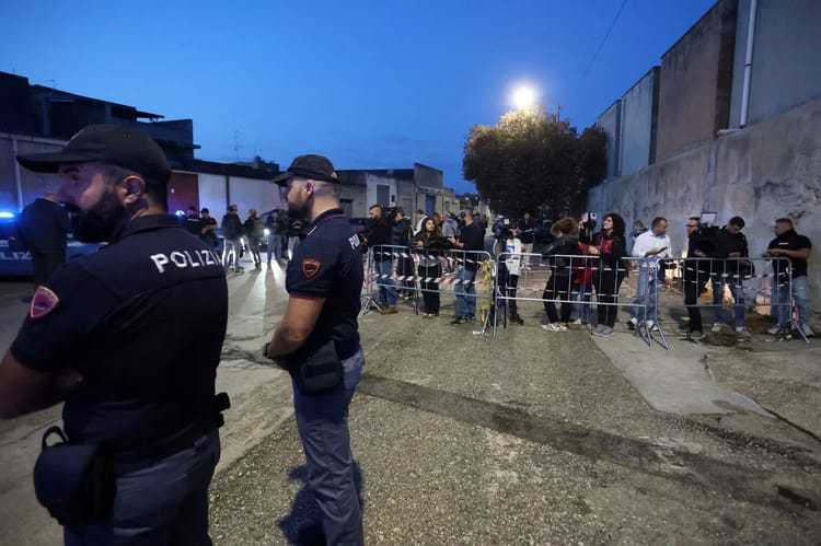 Policiers en contrôle lors d'une manifestation à Milan.