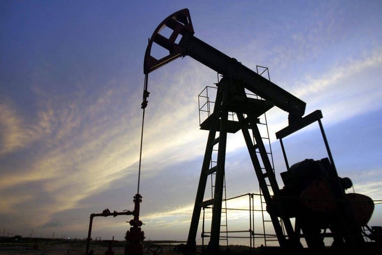 Pétroleur en plein air avec ciel crépusculaire.