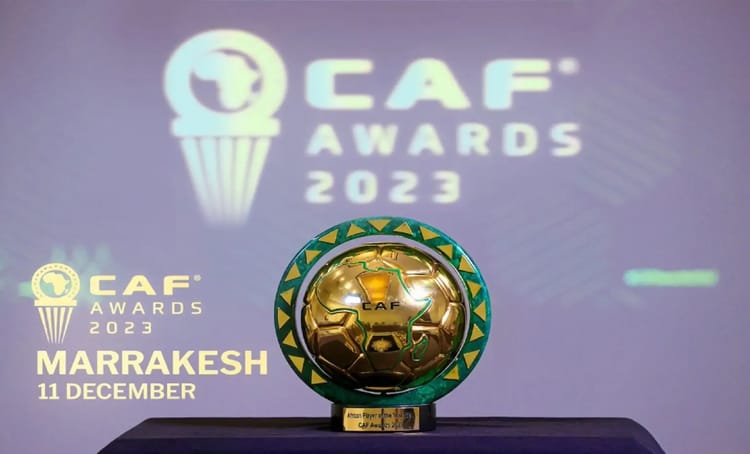 Trophée CAF Awards 2023 avec logo et inscription Marrakech.