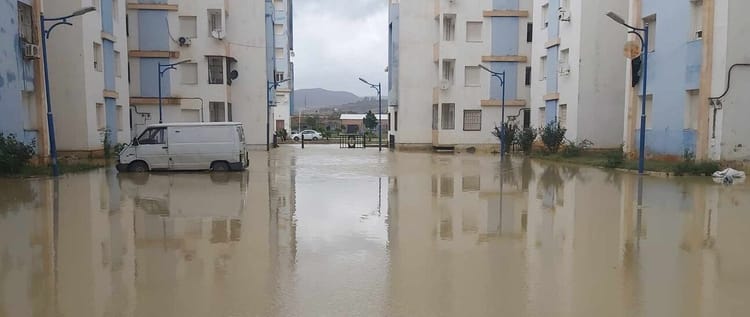 Algérie : la cité AADL des 800 logements bloquée par les eaux Eaux de pluie inondant la cité AADL, Alger, Algérie.