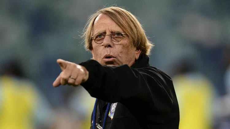 Claude Le Roy pointant du doigt lors d'une analyse sportive.