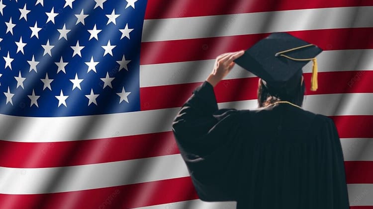 Étudiant en graduation avec drapeau américain en arrière-plan.