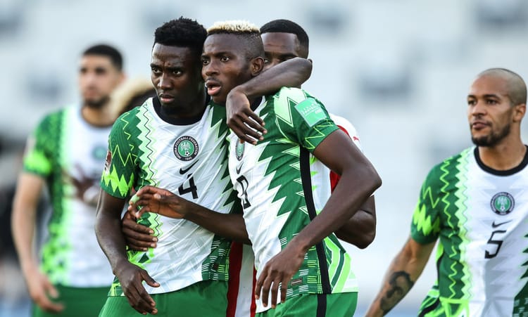 Joueurs de football gabonais célébrant un but lors d'un match.