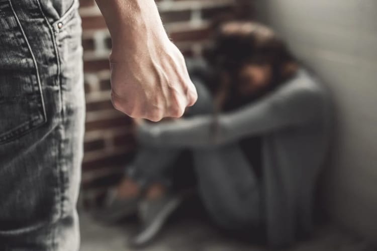 Feminicides en Algérie : les chiffres font froid au dos Poing fermé d'un homme face à une femme assise par terre.