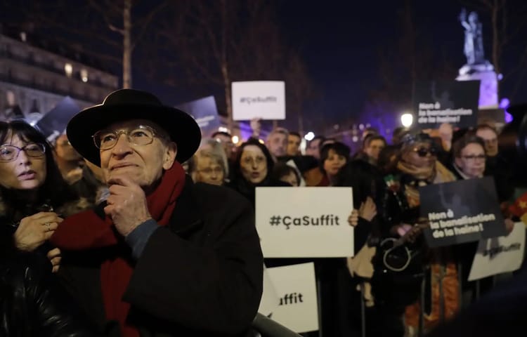 Marche contre l’antisémitisme à Paris : l'extrême droite fortement mobilisée Manifestation contre l'antisémitisme avec des participants et des pancartes.