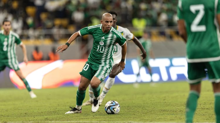 Joueur algérien en action lors du match Mozambique contre Algérie.