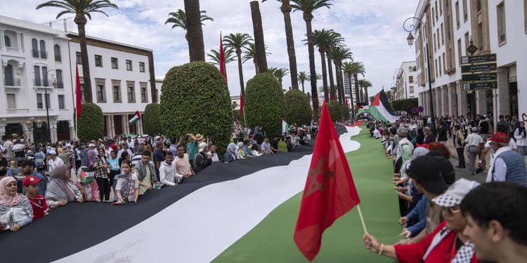 Manifestation massive avec drapeaux palestiniens et marocains.