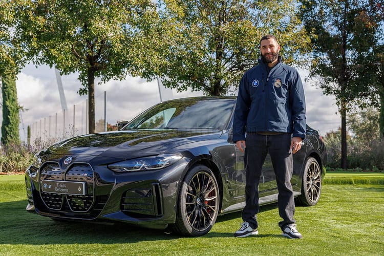 Karim Benzema met en vente sa BMW i4 M50 du Real Madrid à un prix incroyable Karim Benzema pose à côté de sa BMW i4 M50 noire.