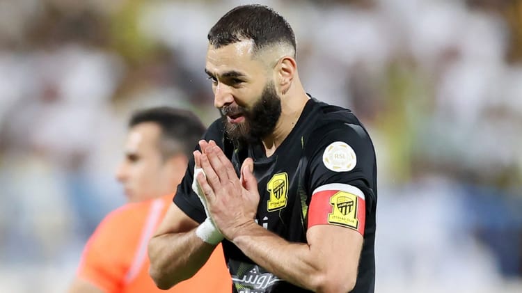 Karim Benzema : la série noire continue Karim Benzema en célébration lors d'un match de football.