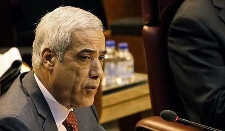 Découvrez le parcours atypique de Nadir Larbaoui : Ancien joueur de handball et nouveau Premier Ministre de l'Algérie Nadir Larbaoui, ancien joueur de handball, en réunion politique en Algérie.