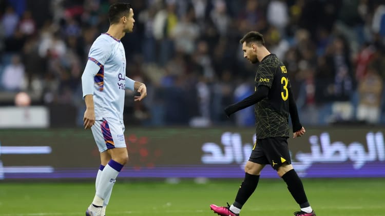 Lionel Messi et Cristiano Ronaldo lors d'un match de football.