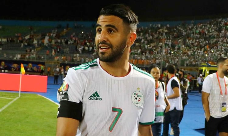 CAN 2024 en Côte d'Ivoire : L'Algérie parmi les favoris, selon les experts du football Africain Footballeur algérien lors de la CAN 2024 en Côte d'Ivoire.