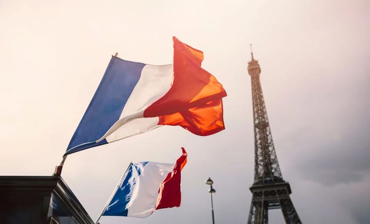 France: l'Algérie compte le plus grand nombre de personnalités influentes Drapeaux français flottant avec la Tour Eiffel en arrière-plan.