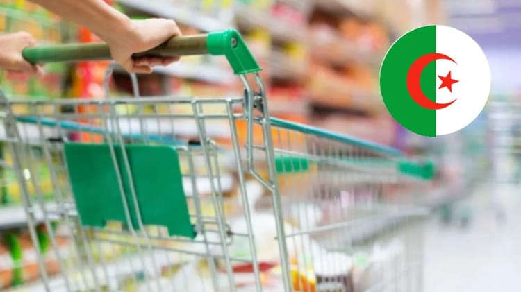 Chariot de supermarché en Algérie avec drapeau national.