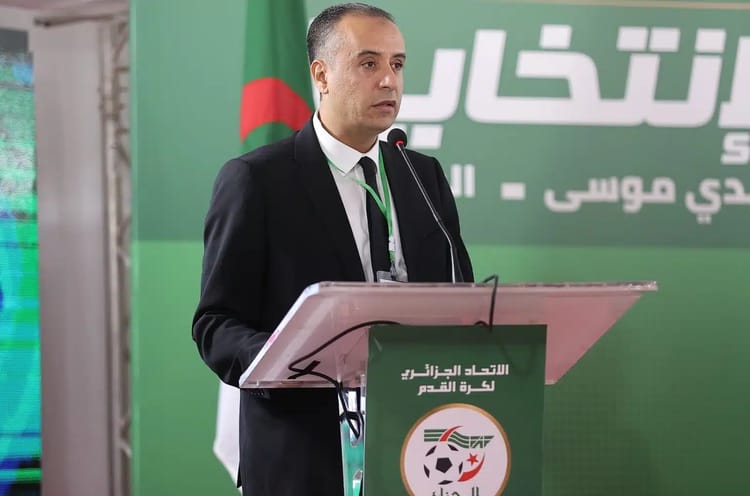 Homme politique parlant lors d'une conférence en Algérie.