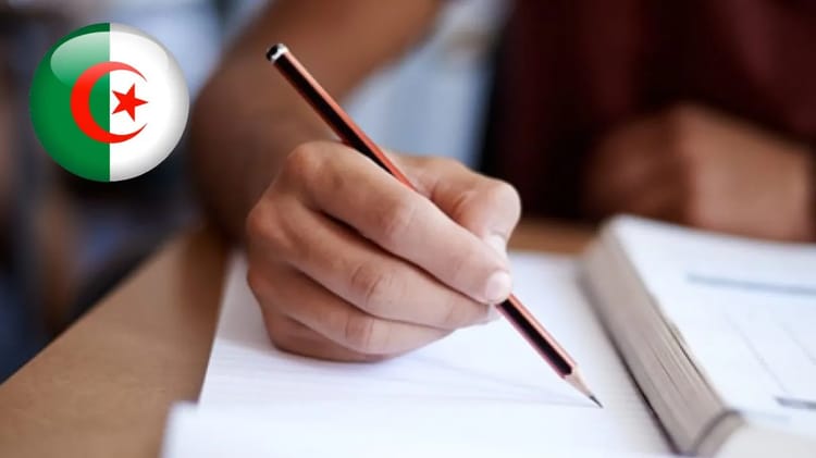 Examens du premier trimestre en Algérie: le coup d'envoi prévu pour la semaine prochaine Personne qui écrit sur une feuille avec un stylo, symbole de l'éducation en Algérie.