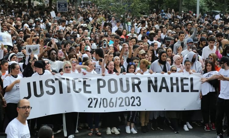 France: Remise en liberté du policier qui a tué Nahel Manifestation massive pour justice pour Nahel en France.