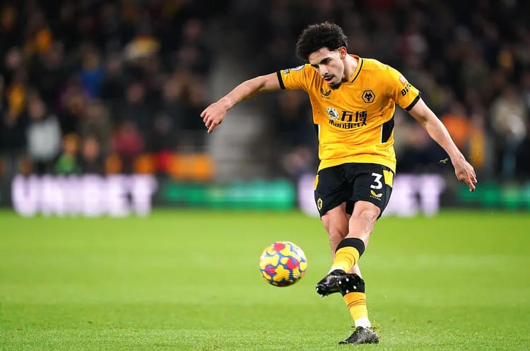 C'est la totale côté algérien! Ryan Aït-Nouri forfait pour le choc contre le Togo. Une absence qui fragilise la défense dz Footballeur en maillot jaune contrôlant le ballon lors d'un match.