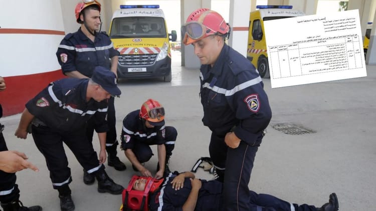 Agents de la protection civile en formation avec un blessé simulé.