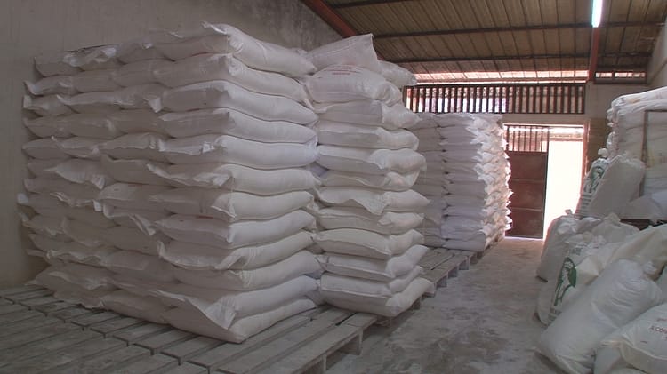 Sacs de farine empilés dans un entrepôt à Sidi Saâd.
