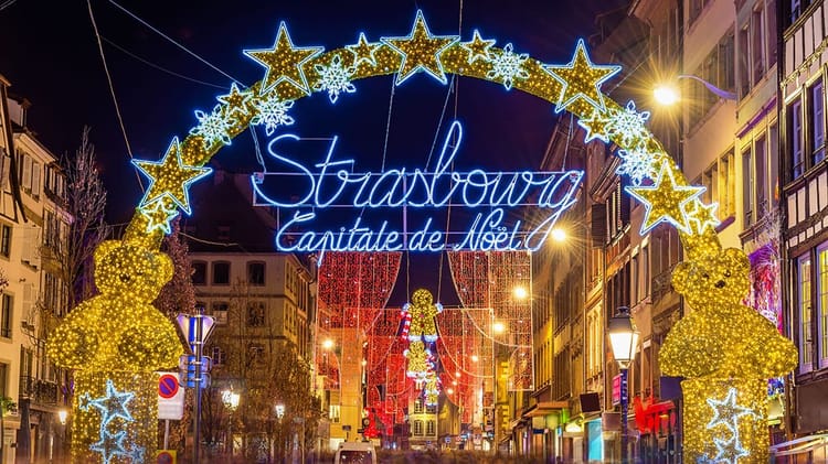 Décorations lumineuses du marché de Noël à Strasbourg.