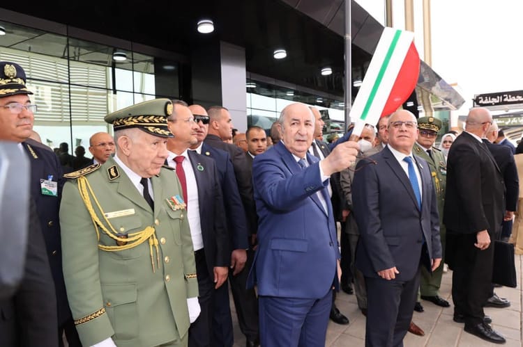 Président Tebboune lors d'une visite officielle à Tindouf avec des militaires et officiels.