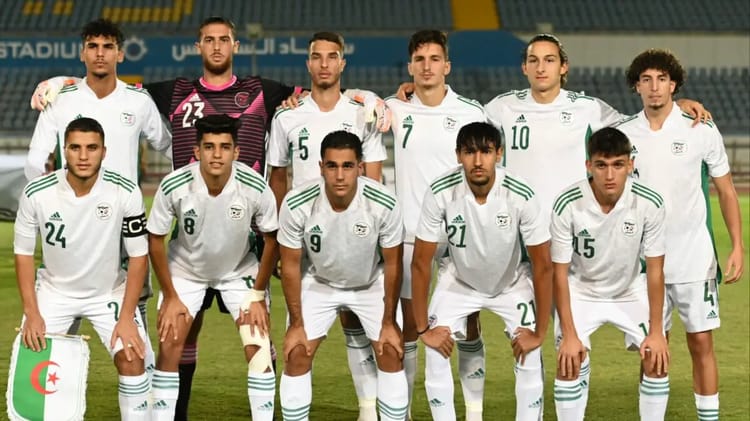 Les joueurs de l'équipe d'Algérie U20 avant le match contre l'Égypte.