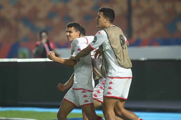 UNAF U20 : les Tunisiens battent les Guerriers du désert Joueurs tunisiens en célébration lors d'un match de football.