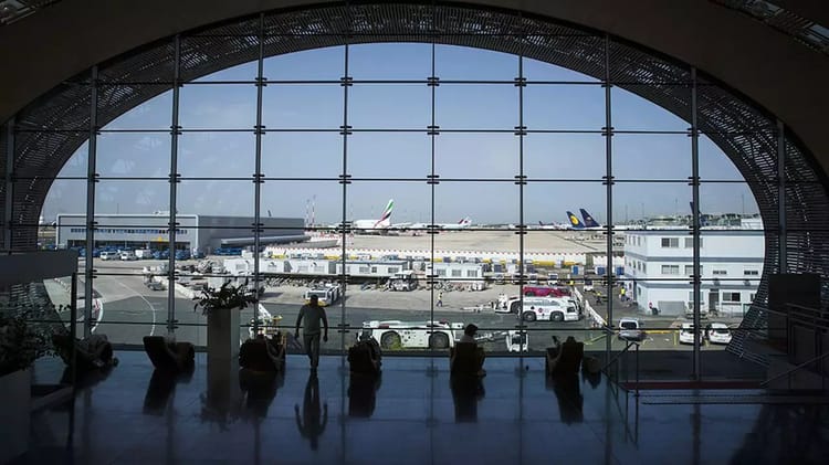 Une trentaine de musulmans font la prière à l'Aéroport de Paris. La toile s'enflamme Musulmans priant à l'aéroport de Paris, vue sur les avions.