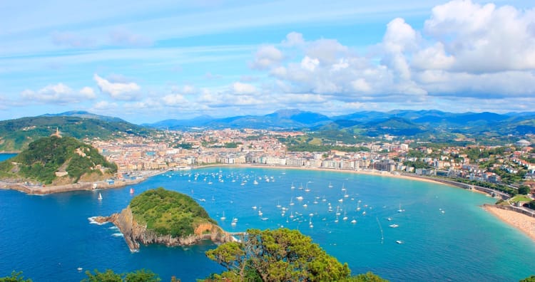 Voyage en Espagne : Voici le top 5 des plus belles plages à visiter Baie d'Algésiras avec plages, montagnes et mer bleue.