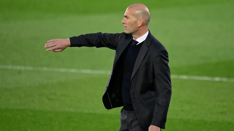 Zinédine Zidane : Refus successifs aux offres alléchantes des clubs et sélections- Un avenir incertain ? Zinedine Zidane sur le terrain, prêt à donner des instructions.