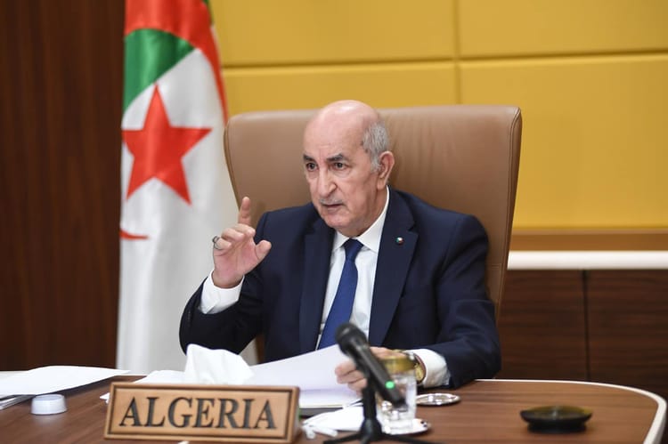Le diplomate algérien en discussion lors d'une réunion officielle.