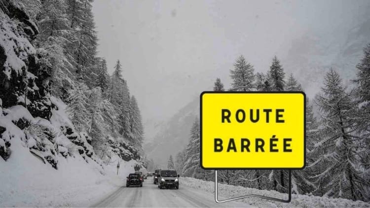 Chutes de neige en Algérie : routes nationales paralysées, mesures prises pour rétablir la circulation Route bloquée en Algérie à cause de fortes chutes de neige.